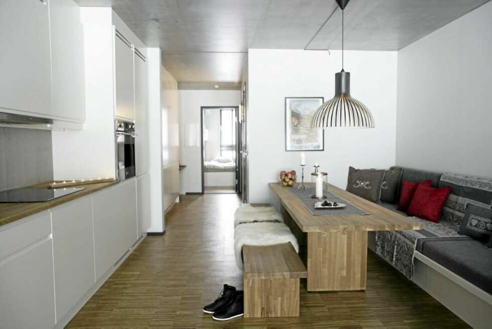 MODERNE ROM: Leilighetene har spesialtilpassede kjøkken, lange benker som sitteplasser, og solide eikemøbler. MODERNE ROM: Leilighetene har spesialtilpassede kjøkken, lange benker som sitteplasser, og solide eikemøbler.