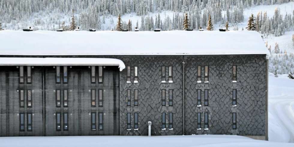 FASADEN PÅ STUDIO H: Betongbygget er delvis dekket med villskifer på ytterveggen. FASADEN PÅ STUDIO H: Betongbygget er delvis dekket med villskifer på ytterveggen.
