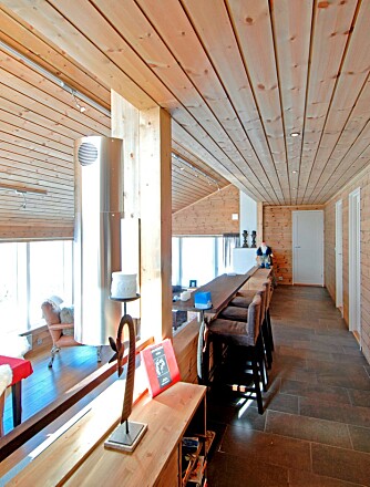 ÅPEN STUE: Den åpne stuen har et stilig galleri og spennende gulvløsning. Fra kjøkkensonen er det utsyn over fjellene. ÅPEN STUE: Den åpne stuen har et stilig galleri og spennende gulvløsning. Fra kjøkkensonen er det utsyn over fjellene.