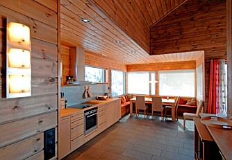 KJØKKENET: Innredningen er utført av Anne Format ved interiørarkitektene MNL Trine Hjelle og Annetin Hurum. Se mer på www.anneformat.no og www.annetin.no. KJØKKENET: Innredningen er utført av Anne Format ved interiørarkitektene MNL Trine Hjelle og Annetin Hurum. Se mer på www.anneformat.no og www.annetin.no.