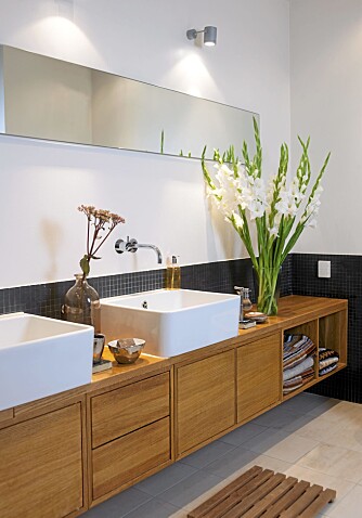 GREIT TIPS. Invester i håndklær i samme stil og farger som resten av badet for å skape en helhet. La dem ligge i åpne hyller eller skap.Dette badet er tegnet av Margrethe Rosenlund/Morfeus Arkitekter AS. GREIT TIPS. Invester i håndklær i samme stil og farger som resten av badet for å skape en helhet. La dem ligge i åpne hyller eller skap.Dette badet er tegnet av Margrethe Rosenlund/Morfeus Arkitekter AS.