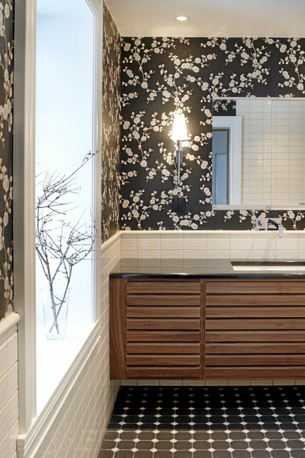DEKORATIVT. Du må ikke bruke fliser på badet, hva med tapet? Det finnes i mange varianter og er enklere å endre enn en flislagt flate. DEKORATIVT. Du må ikke bruke fliser på badet, hva med tapet? Det finnes i mange varianter og er enklere å endre enn en flislagt flate.