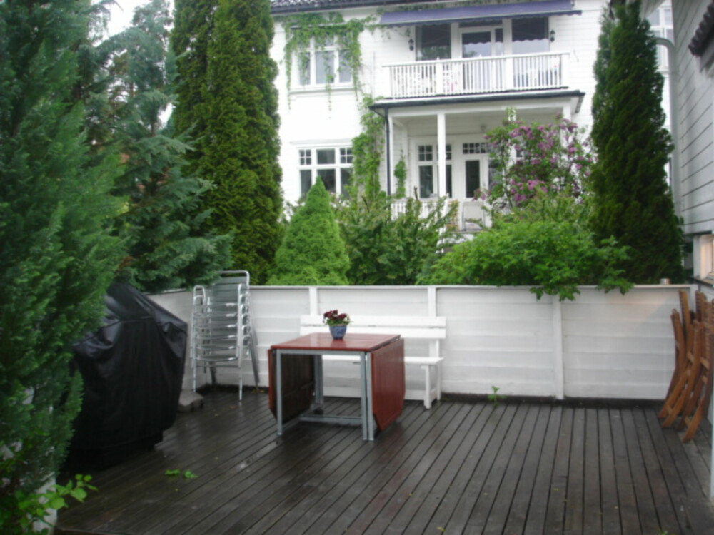 FØR: Terrassen var stor og gold med innsyn fra flere kanter. Mangel på intime soner gjorde at terrassen ikke ble brukt så mye som beboerne ønsket. FØR: Terrassen var stor og gold med innsyn fra flere kanter. Mangel på intime soner gjorde at terrassen ikke ble brukt så mye som beboerne ønsket.