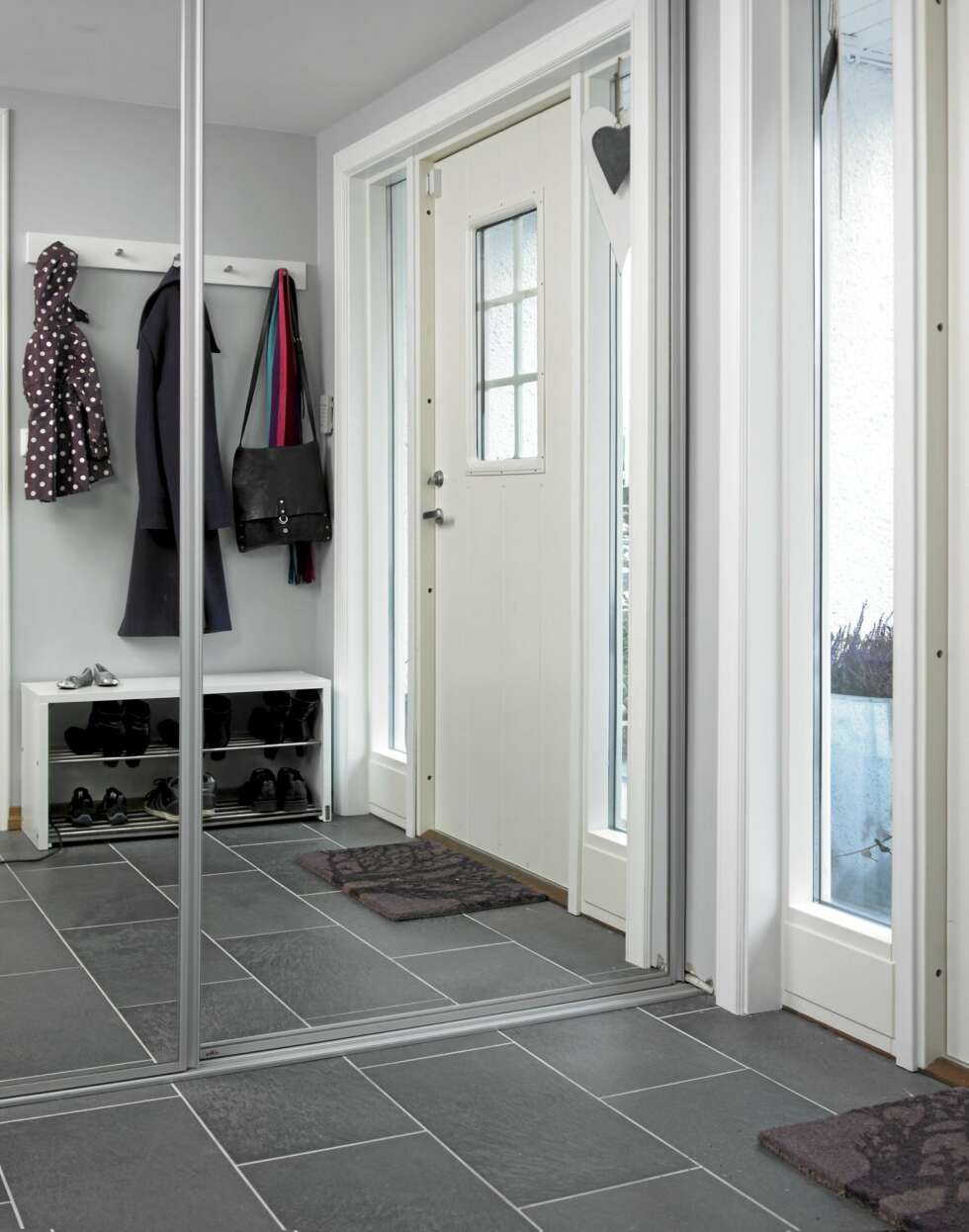 SPEILFLATE. Har du en ryddig gang, er det fint med store speilflater. Da virker også gangen større. SPEILFLATE. Har du en ryddig gang, er det fint med store speilflater. Da virker også gangen større.