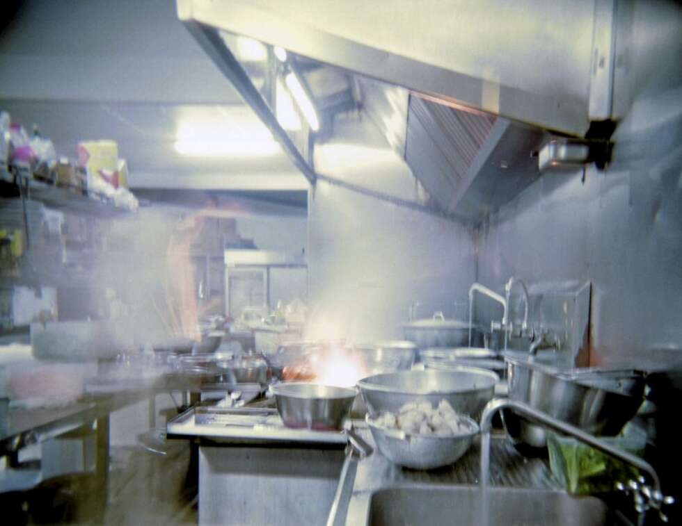 RESTAURANTKJØKKEN: Kokker som jobber på storkjøkken vet hvor viktig det er med rengjøring hver eneste dag etter endt skift. Selv om du ikke er kokk av yrke, bør du også sette av 1 minutt til å rengjøre kjøkkenviften din hjemme. RESTAURANTKJØKKEN: Kokker som jobber på storkjøkken vet hvor viktig det er med rengjøring hver eneste dag etter endt skift. Selv om du ikke er kokk av yrke, bør du også sette av 1 minutt til å rengjøre kjøkkenviften din hjemme.