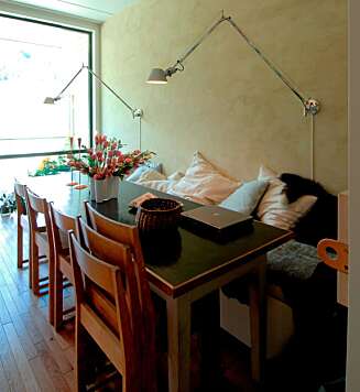 ARBEIDSBENK: Overflaten på benkeplaten er av svart, slitesterk linoleum. Rett over bordet henger en veggmontert "Artemide Tolomeo"-lampe designet av Philippe Starck. ARBEIDSBENK: Overflaten på benkeplaten er av svart, slitesterk linoleum. Rett over bordet henger en veggmontert "Artemide Tolomeo"-lampe designet av Philippe Starck.