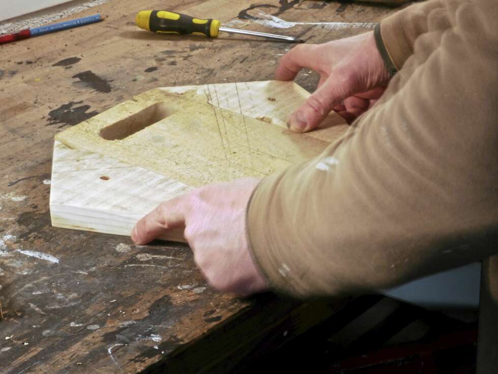 LAG SETET: Setet består av tre bord, et bredt i midten og to smale på hver side. Lim og skru, husk å forbore.
Hullet til håndtaket lager du ved å bore et hull i hvert hjørne og sage mellom med stikksaga. LAG SETET: Setet består av tre bord, et bredt i midten og to smale på hver side. Lim og skru, husk å forbore.
Hullet til håndtaket lager du ved å bore et hull i hvert hjørne og sage mellom med stikksaga.