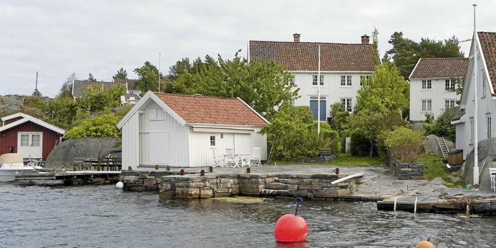 GAMLE HELLESUND: Skipperhus på Helløya i Lillesand med hage, brygge og naust. Primærrom 180 kvm. Tomt 1.000 kvm. Prisantydning 14.000.000. GAMLE HELLESUND: Skipperhus på Helløya i Lillesand med hage, brygge og naust. Primærrom 180 kvm. Tomt 1.000 kvm. Prisantydning 14.000.000.