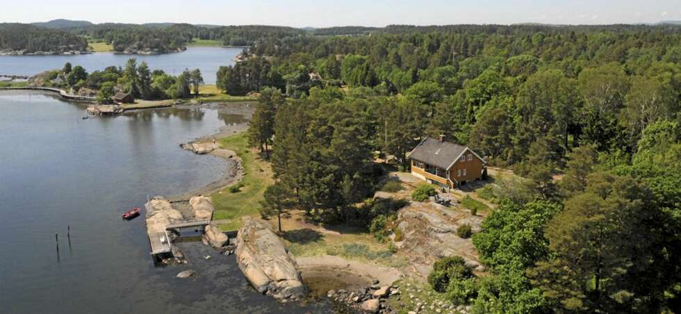 STORØYA: Strandeiendom på Storøya i Sandefjord med 200 meter strand og brygge. Primærrom 187 kvm. Tomt 17.729 kvm. Prisantydning 18.900.000. STORØYA: Strandeiendom på Storøya i Sandefjord med 200 meter strand og brygge. Primærrom 187 kvm. Tomt 17.729 kvm. Prisantydning 18.900.000.