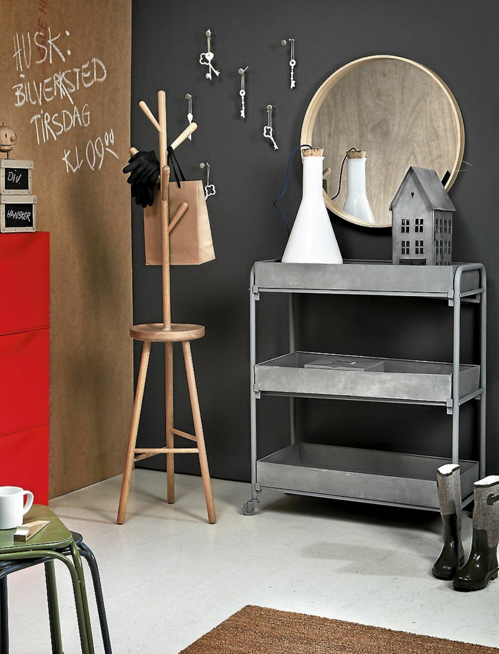 GJØR ENTRÉ: Rødt skoskap, kr 279, Ikea. Pappbokser med skriftplate, kr 129/2 stk., Granit. Trefiguren Hoptimisten, kr 999, og stumtjener, kr 1795, begge fra Room. Trenøkler på vegg, kr 59/stk., Kvist. Speil med treramme, kr 1050, Room. Hvit lampe, kr 4750, Kvist. Sinkhus, kr 698, Country Chic. Metalltralle, kr 1998, Verket Interiør. Stablebare metallkrakker, kr 598, Verket Interiør. GJØR ENTRÉ: Rødt skoskap, kr 279, Ikea. Pappbokser med skriftplate, kr 129/2 stk., Granit. Trefiguren Hoptimisten, kr 999, og stumtjener, kr 1795, begge fra Room. Trenøkler på vegg, kr 59/stk., Kvist. Speil med treramme, kr 1050, Room. Hvit lampe, kr 4750, Kvist. Sinkhus, kr 698, Country Chic. Metalltralle, kr 1998, Verket Interiør. Stablebare metallkrakker, kr 598, Verket Interiør.