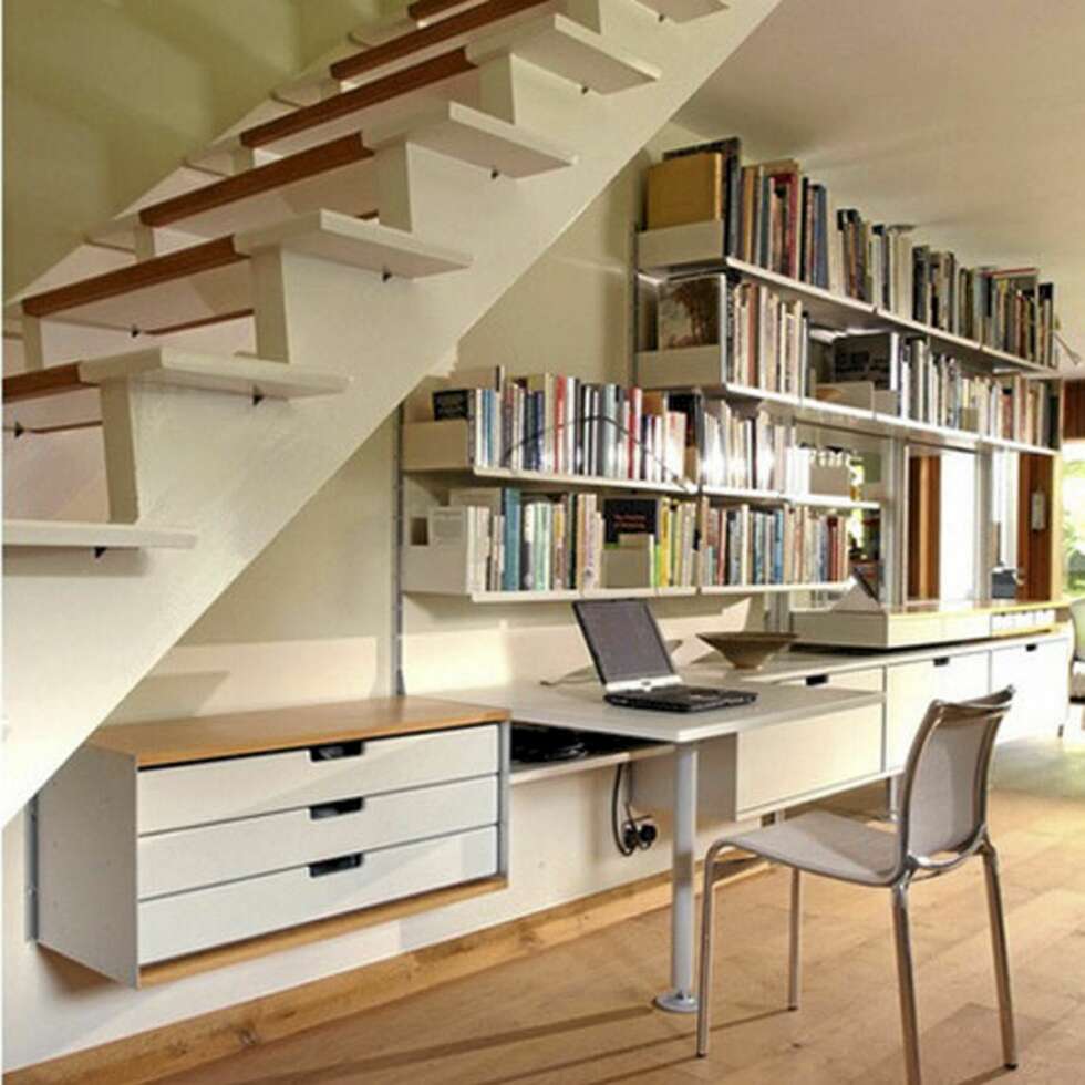 ROMMET UNDER TRAPPEN: En arbeidsplass kan passe fint under trappen. ROMMET UNDER TRAPPEN: En arbeidsplass kan passe fint under trappen.