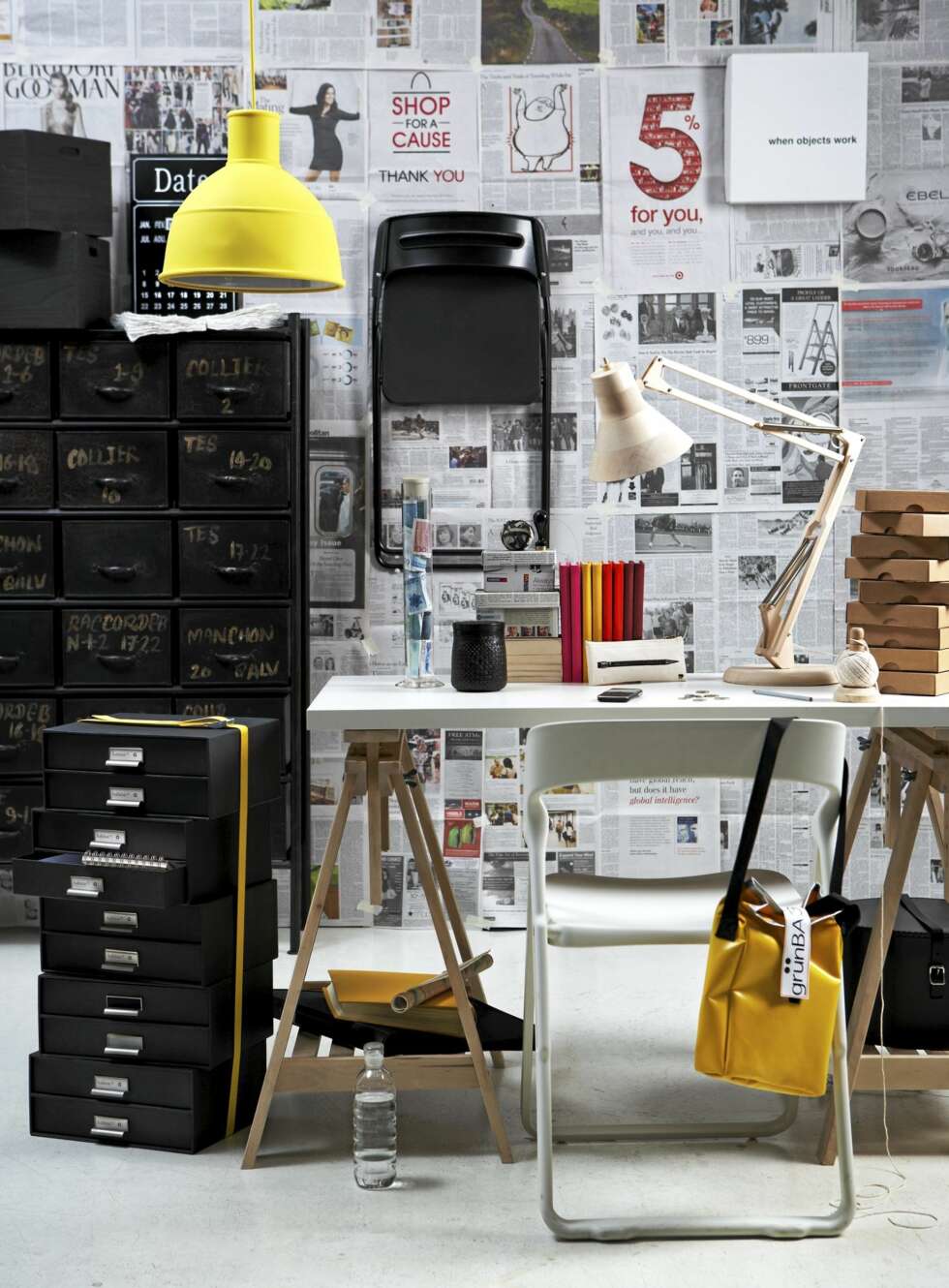 TØFT KONTOR: Skuffeseksjon i metall, kr 11 995, Palma. Svarte trebokser oppå, kr 299, Granit. Kalender, kr 398, Palma. Svart klappstol på vegg, kr 129, Ikea. Gul sammenbrettbar lampe i gummi, kr 998, Verket Interiør. Svarte arkivskuffer, kr 349/2 stk. Trebukker, kr 265, og bordplate, kr 345, begge fra Ikea. Klappstol, kr 1550, Kvist. Pappesker, kr 20, og gul gummiveske på stol, kr 750, begge fra Papirgalleriet. Skrivebordslampe i tre, kr 7490, Kvist. TØFT KONTOR: Skuffeseksjon i metall, kr 11 995, Palma. Svarte trebokser oppå, kr 299, Granit. Kalender, kr 398, Palma. Svart klappstol på vegg, kr 129, Ikea. Gul sammenbrettbar lampe i gummi, kr 998, Verket Interiør. Svarte arkivskuffer, kr 349/2 stk. Trebukker, kr 265, og bordplate, kr 345, begge fra Ikea. Klappstol, kr 1550, Kvist. Pappesker, kr 20, og gul gummiveske på stol, kr 750, begge fra Papirgalleriet. Skrivebordslampe i tre, kr 7490, Kvist.