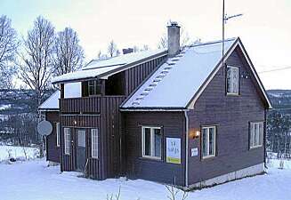 RØROS: Denne fritidsboligen ved Røros har et bruksareal på 154 kvm og en prisantydning på 590.000 kroner. Modernisert enebolig med fire soverom og kort avstand til Røros. RØROS: Denne fritidsboligen ved Røros har et bruksareal på 154 kvm og en prisantydning på 590.000 kroner. Modernisert enebolig med fire soverom og kort avstand til Røros.