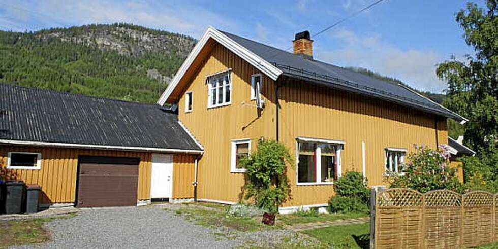 FRITIDSBOLIG: Eneboliger ved Mjøsa selges som fritidsboliger til folk bosatt i Oslo. Denne har tre soverom, et bruttoareal nærmere 200 kvadratmeter og utsikt over Randsfjorden. Prisantydning er under 1 million kroner. FRITIDSBOLIG: Eneboliger ved Mjøsa selges som fritidsboliger til folk bosatt i Oslo. Denne har tre soverom, et bruttoareal nærmere 200 kvadratmeter og utsikt over Randsfjorden. Prisantydning er under 1 million kroner.