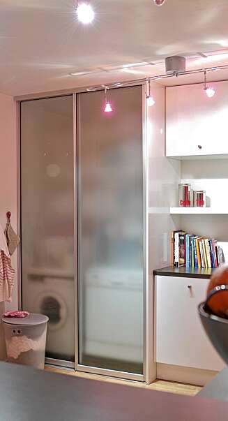 GOD ARBEIDSPLASS: Cathrine Vonholms vaskeromsløsning befinner seg i en 2,6 m bred skapmodul ved enden av kjøkkenbenken. Lysskinner fra italienske Metalspot, Stilverk. Kroker og transparent søppelkurv, Ikea. GOD ARBEIDSPLASS: Cathrine Vonholms vaskeromsløsning befinner seg i en 2,6 m bred skapmodul ved enden av kjøkkenbenken. Lysskinner fra italienske Metalspot, Stilverk. Kroker og transparent søppelkurv, Ikea.