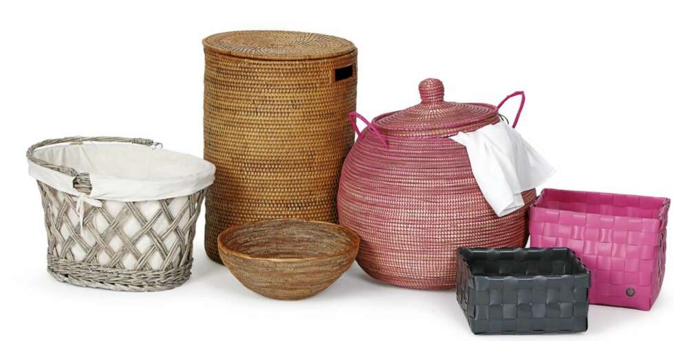 NYTTIG TIL VASKEROMMET: F.h: Flettkurv med trekk, kr 398, Country Chic. Bali skittentøykurv, kr 1669, Ha det på badet. Liten kurv, kr 749, Ha det på badet. Fairtrademerket skittentøykurv, håndflettet i Senegal, kr 890, Kvist. Handed by: Flettede kurver i resirkulert plast, kr 129-298, Ha det på badet. NYTTIG TIL VASKEROMMET: F.h: Flettkurv med trekk, kr 398, Country Chic. Bali skittentøykurv, kr 1669, Ha det på badet. Liten kurv, kr 749, Ha det på badet. Fairtrademerket skittentøykurv, håndflettet i Senegal, kr 890, Kvist. Handed by: Flettede kurver i resirkulert plast, kr 129-298, Ha det på badet.