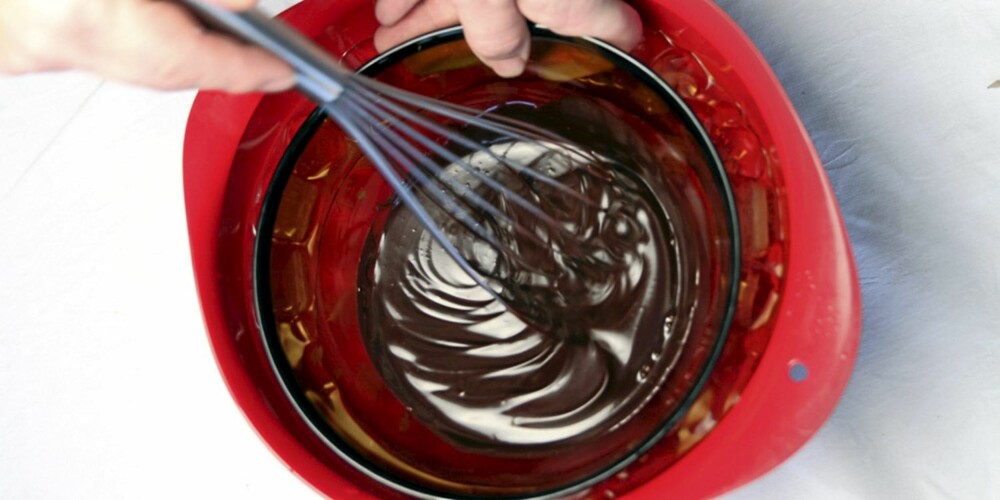 SJOKOLADESAUS: Med litt sjokolade, vann og noen isbiter kan du lage en fantastisk sjokoladedessert. SJOKOLADESAUS: Med litt sjokolade, vann og noen isbiter kan du lage en fantastisk sjokoladedessert.