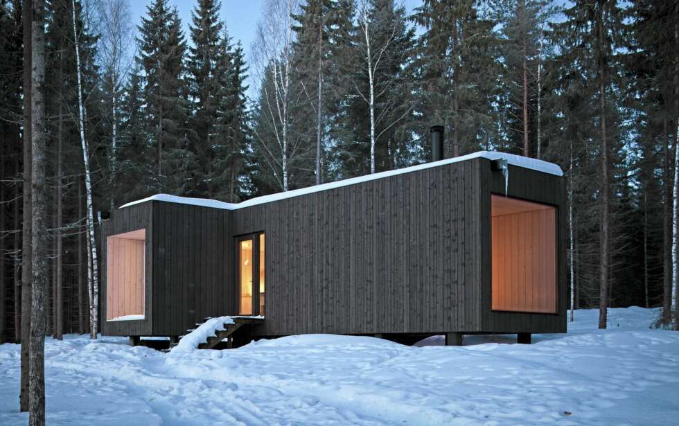 EN LAV, MØRK BYGNING: Her ser du hvordan den mørke bygningskroppen strekker seg utover i terrenget. EN LAV, MØRK BYGNING: Her ser du hvordan den mørke bygningskroppen strekker seg utover i terrenget.