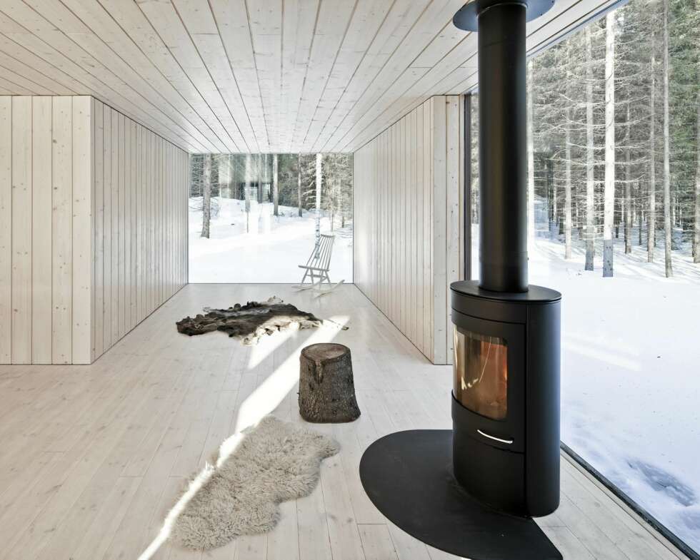 ET HERLIG HUS MED NATURKONTAKT: Med glass fra gulv til tak oppleves det som naturen kommer inn i stuen. ET HERLIG HUS MED NATURKONTAKT: Med glass fra gulv til tak oppleves det som naturen kommer inn i stuen.