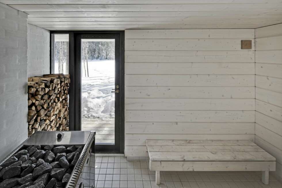 SAUNA I SÆRKLASSE: Saunaen på 24 kvm er i samme rene stil som resten av stedet. SAUNA I SÆRKLASSE: Saunaen på 24 kvm er i samme rene stil som resten av stedet.