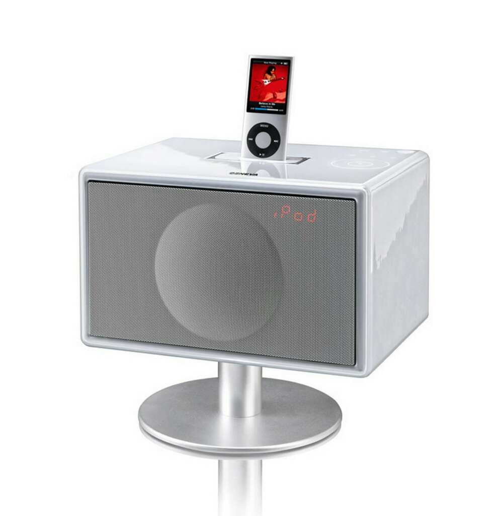 SKJULT: Når du ikke har en iPhone/iPod dokket, snurrer dokkingkontakten rundt slik at overflaten på toppen blir flat og jevn. SKJULT: Når du ikke har en iPhone/iPod dokket, snurrer dokkingkontakten rundt slik at overflaten på toppen blir flat og jevn.