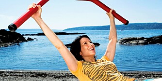 DE RETTE MAGEMUSKLENE: Hel sit-ups på ball (med eller uten corebar). DE RETTE MAGEMUSKLENE: Hel sit-ups på ball (med eller uten corebar).