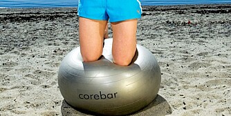 MAGE OG RYGG: Balanse på ball. En skikkelig utfordring for kjernemusklene! MAGE OG RYGG: Balanse på ball. En skikkelig utfordring for kjernemusklene!