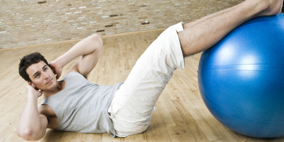HJELP: En fitball er et godt hjelpemiddel til mageøvelsene. HJELP: En fitball er et godt hjelpemiddel til mageøvelsene.