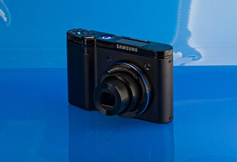 Samsung NV20 går inn for å se bra ut, og greier det også. Kameraet ser mindre og mer kompakt ut enn sine konkurrenter. Samsung NV20 går inn for å se bra ut, og greier det også. Kameraet ser mindre og mer kompakt ut enn sine konkurrenter.