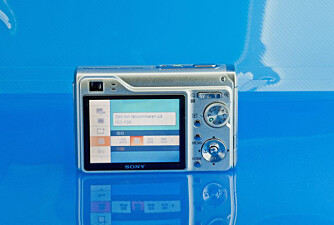 Sony Cyber-shot W200 har 3x optisk zoom og en 2,5 tommer stor LCD-skjerm. Sony Cyber-shot W200 har 3x optisk zoom og en 2,5 tommer stor LCD-skjerm.