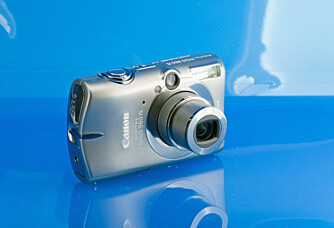 Ixus 960 IS har en pen og solid kropp i titan, noe som gjør at den tåler en dult eller to. Ixus 960 har også fått optisk bildestabilisator. Ixus 960 IS har en pen og solid kropp i titan, noe som gjør at den tåler en dult eller to. Ixus 960 har også fått optisk bildestabilisator.