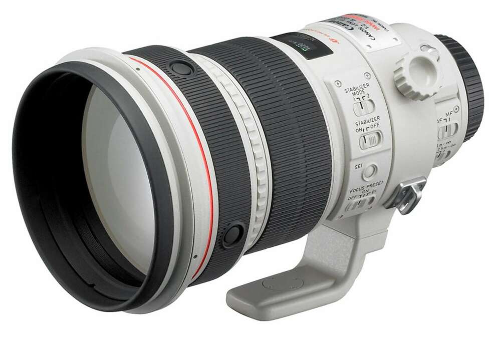 Canon L-objektiver holder ekstra høy standard. Her en 200 mm L med en maks blenderåpning på 2. Canon L-objektiver holder ekstra høy standard. Her en 200 mm L med en maks blenderåpning på 2.