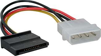 ADAPTER: Dersom strømforsyningen din ikke har SATA-strømkontakter, kan du bruke en slik adapter til firepins molex. ADAPTER: Dersom strømforsyningen din ikke har SATA-strømkontakter, kan du bruke en slik adapter til firepins molex.