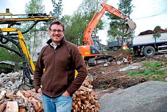 GRAVINGEN STARTER: I mai var alt det formelle i orden og Kristian Jacobsen kunne endelig stikke spaden i jorda. GRAVINGEN STARTER: I mai var alt det formelle i orden og Kristian Jacobsen kunne endelig stikke spaden i jorda.