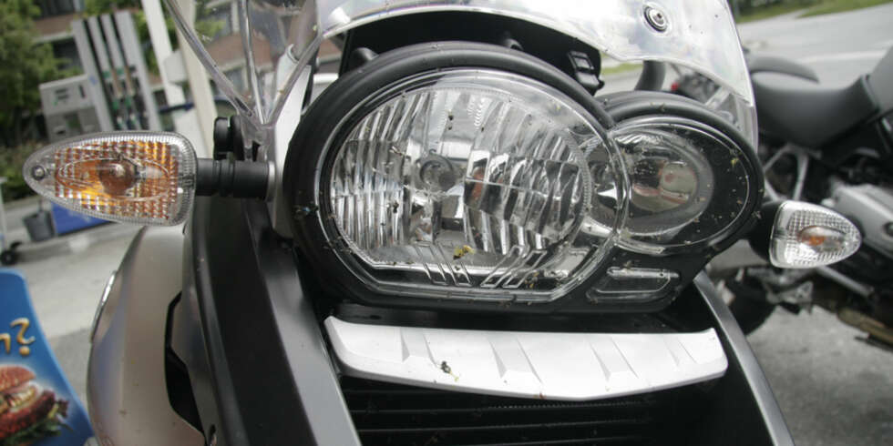 R1200 GS har fått ny front med hvite blinklys og leppe under lykten. R1200 GS har fått ny front med hvite blinklys og leppe under lykten.