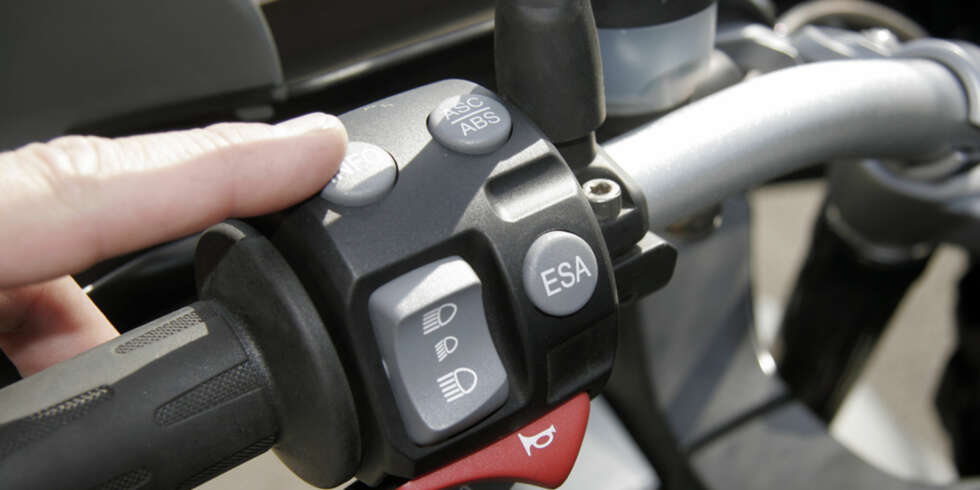 ESA-knappen styrer justeringen av dempingen, og kan gjøres mens du kjører (demping) eller står stille med motoren i gang (forspenning). Ekstrautstyr, men vel verdt pengene. ESA-knappen styrer justeringen av dempingen, og kan gjøres mens du kjører (demping) eller står stille med motoren i gang (forspenning). Ekstrautstyr, men vel verdt pengene.