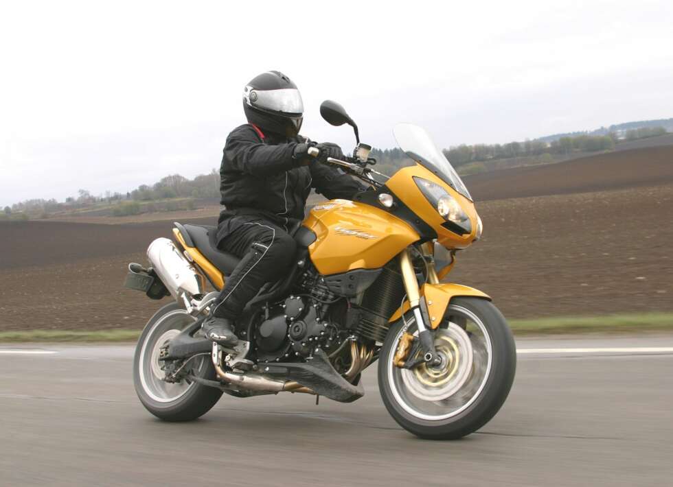 Den spontane gassresponsen og den livlige turtallsviljen, kjennes igjen fra Speed Triple. For ikke å snakke om lyden. Den spontane gassresponsen og den livlige turtallsviljen, kjennes igjen fra Speed Triple. For ikke å snakke om lyden.