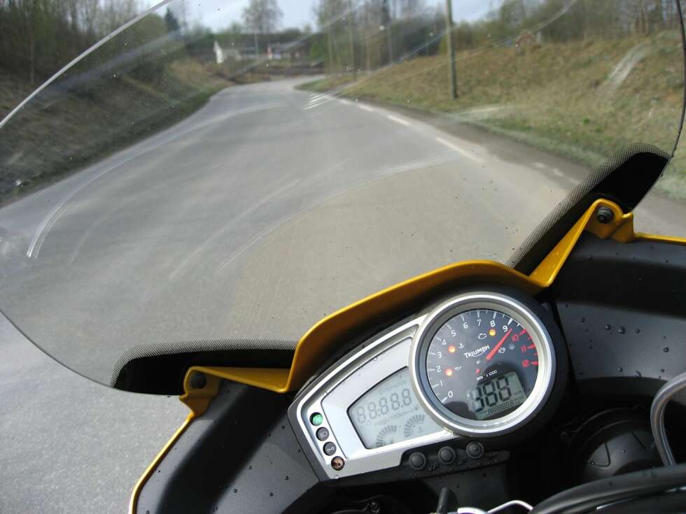 Selv om det finnes store adventuresykler som har enda bedre sportsegenskaper, finner vi stor glede i å herje rundt på svingete asfalt med Triumph Tiger. Selv om det finnes store adventuresykler som har enda bedre sportsegenskaper, finner vi stor glede i å herje rundt på svingete asfalt med Triumph Tiger.