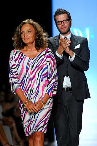 Designer Diane Von Furstenberg mottar applaus etter å ha vist sin kolleksjon for vår/sommer 2009 under Mercedes Benz Fashion Week i New York i helgen. Designer Diane Von Furstenberg mottar applaus etter å ha vist sin kolleksjon for vår/sommer 2009 under Mercedes Benz Fashion Week i New York i helgen.