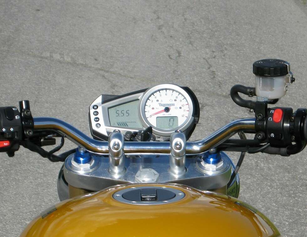 Førermiljøet er meget bra på Speed Triple. Alt av knapper er godt tilgjengelig og oversikten er bra. Førermiljøet er meget bra på Speed Triple. Alt av knapper er godt tilgjengelig og oversikten er bra.