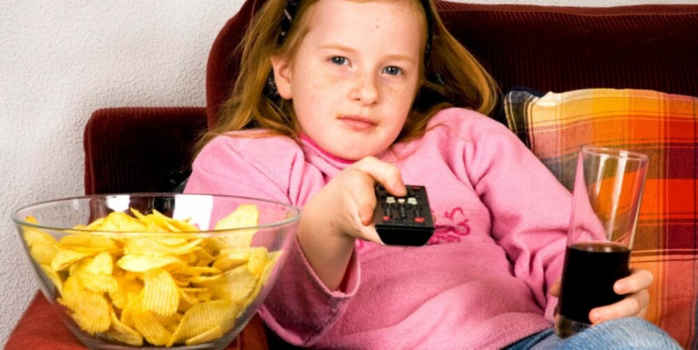 Å spise mens du ser på TV er ikke smart for verken voksne eller barn, fordi man glemmer å kjenne etter om man er mett. Å spise mens du ser på TV er ikke smart for verken voksne eller barn, fordi man glemmer å kjenne etter om man er mett.