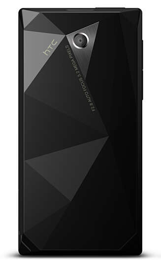 DIAMANTSLIP: Baksiden har fått fasetter som en diamant. De er ikke overdrevet, så mobilen ligger fortsatt flatt på bordet. DIAMANTSLIP: Baksiden har fått fasetter som en diamant. De er ikke overdrevet, så mobilen ligger fortsatt flatt på bordet.