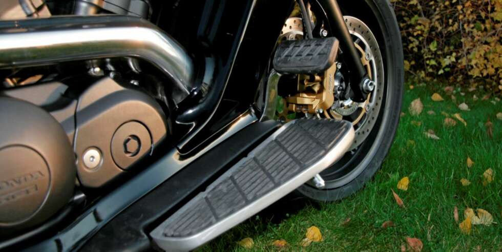 BRETT OG PEDAL: Fotbrett og bremsepedal av tungt kaliber. BRETT OG PEDAL: Fotbrett og bremsepedal av tungt kaliber.