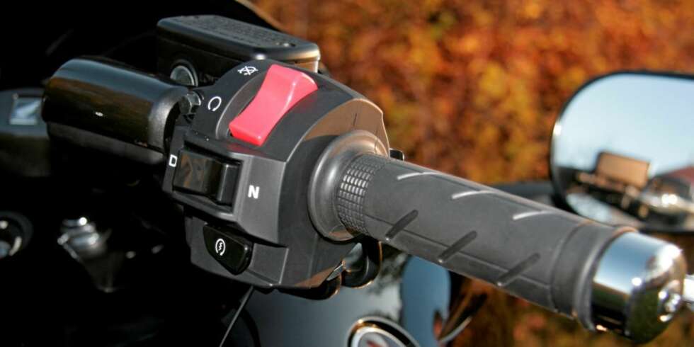 MENNESKEVENLIG AUTOMATGIR? Honda kaller det Human-Friendly Transmission. Anyway - det har uhyre enkel betjening på styret. MENNESKEVENLIG AUTOMATGIR? Honda kaller det Human-Friendly Transmission. Anyway - det har uhyre enkel betjening på styret.