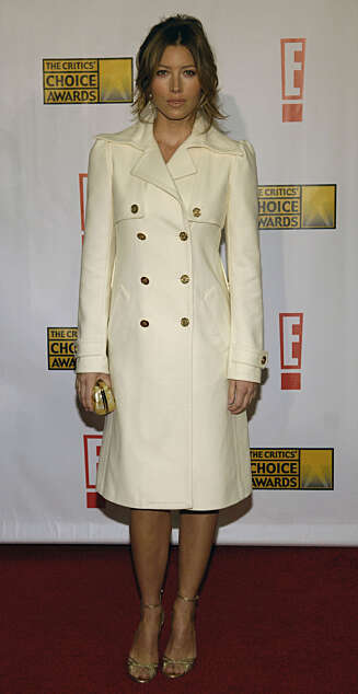 TRENCH-DAMA: Jessica Biel elsker trenchcoaten sin. TRENCH-DAMA: Jessica Biel elsker trenchcoaten sin.