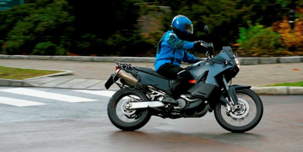 LANG LAV: Mange tror 990 Adventure er høy, men med beskjedne 865 mm sittehøyde har den i større grad karakter som lang og lav = stabil. LANG LAV: Mange tror 990 Adventure er høy, men med beskjedne 865 mm sittehøyde har den i større grad karakter som lang og lav = stabil.