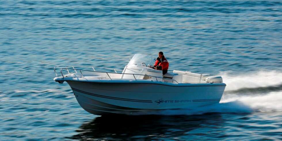 White Shark 245 med 2x 175 Evinrude E-tec White Shark 245 med 2x 175 Evinrude E-tec