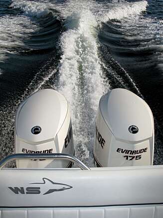 White Shark 245 med 2x 175 Evinrude E-tec White Shark 245 med 2x 175 Evinrude E-tec