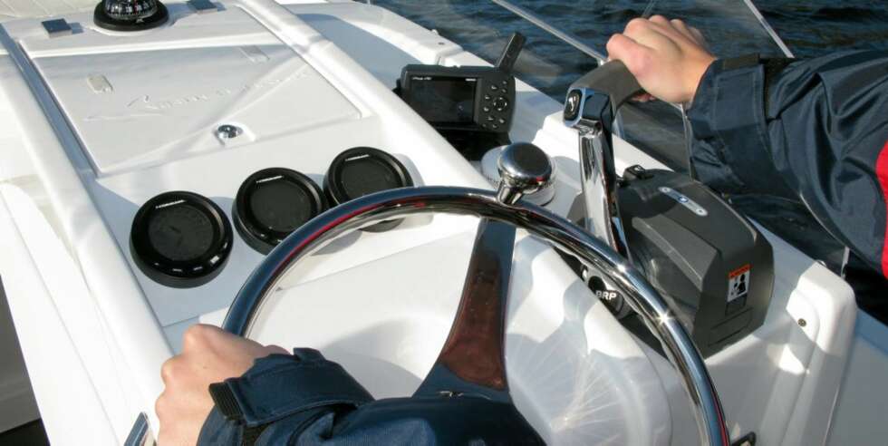 White Shark 245 med 2x 175 Evinrude E-tec White Shark 245 med 2x 175 Evinrude E-tec
