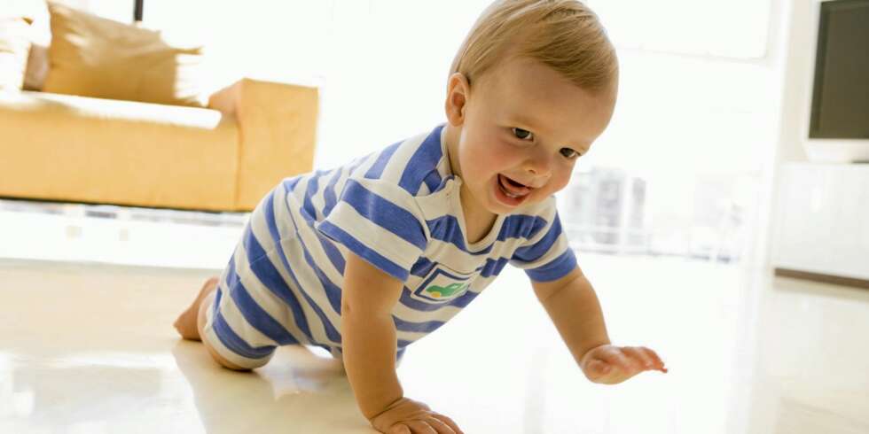 BABY 8 MÅNEDER: Med koordinering av ben og armer, går det unna. BABY 8 MÅNEDER: Med koordinering av ben og armer, går det unna.